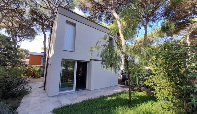 Modern cottage with fenced garden, in pine forest 5 minutes walk from the sea