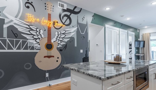It's a Crazy Town - Condo w/Gym & Rooftop Near Downtown