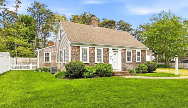 It's A Shore Thing: 017-H Classic Cape Charm Just Steps from Nantucket Sound