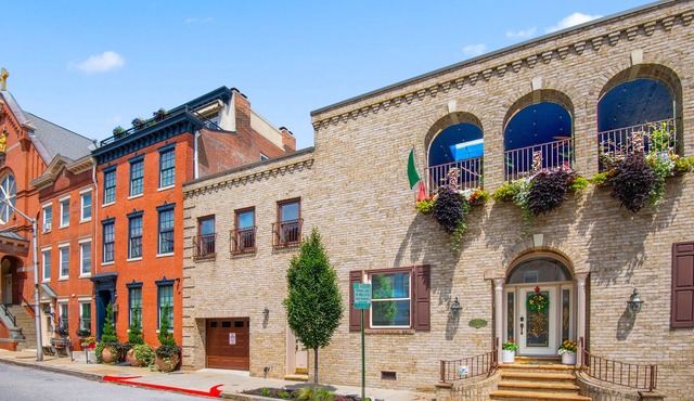 Italian Villa by Harbor East w/indoor pool & fire pit, 6 car parking sleeps 12
