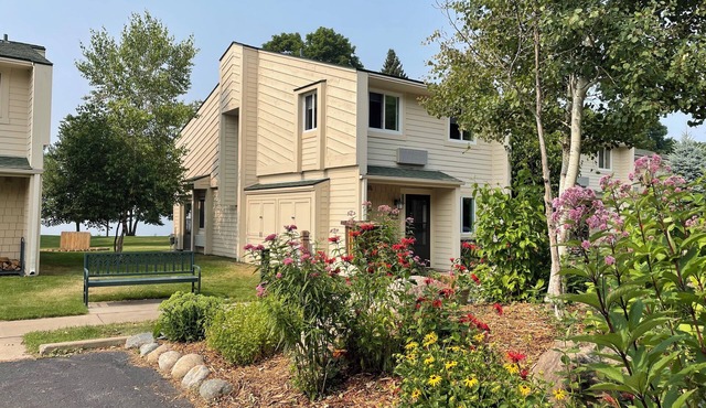 Izatys 327: Freshly Remodeled, Peaceful End Unit, Three Bedrooms and Lake View