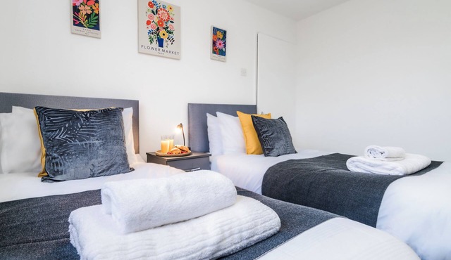 J&J Stay: Luxurious 5 -bedrooms detached house on peterborough