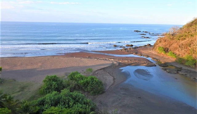 Jacó beachfront condo with beautiful sunsets