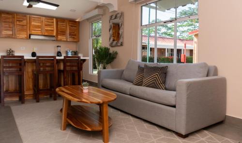 Jacó Cozy 1BR Pool AC Secure Near Beach