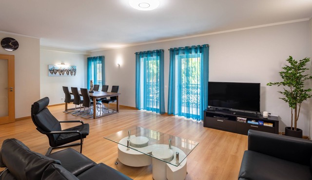 Jacaranda Apt.3 bed 3 bath.ROOFTOP POOL. A/C, heating. Lic.# 89195/AL