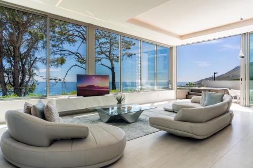 Jacuzzi, 180 Degree Ocean and Mountain Views, Luxurious and Modern - The Glasshouse Camps Bay