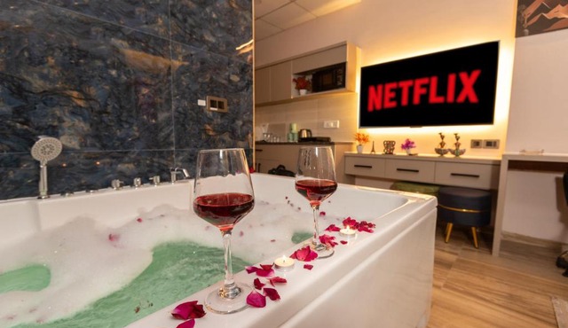 Jacuzzi & Big Screen By Buddies Home