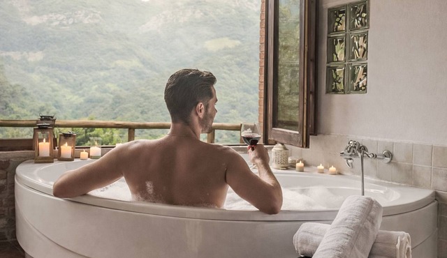 Jacuzzi, Kamin, Grill und spektakuläre Aussicht by Interhome