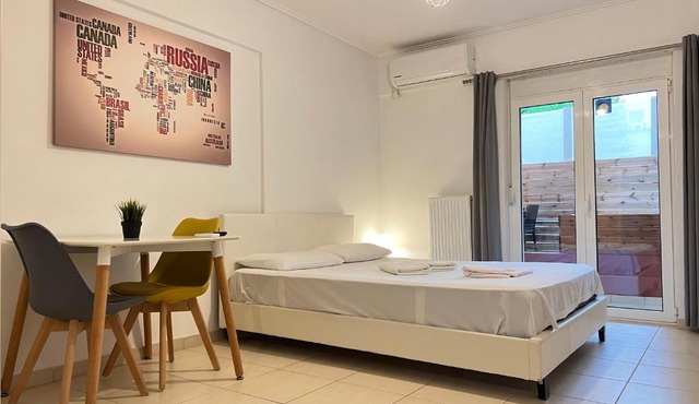 Jacuzzi studio close to athens airport!