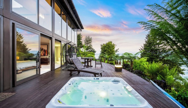 Jacuzzi Suite - Ocean Views, Beach Access & Full-Service Luxury Lodge