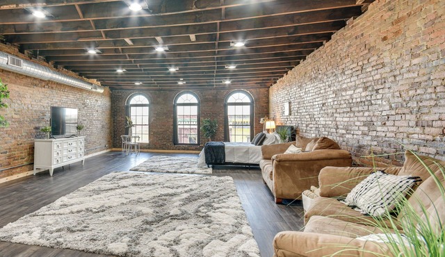 Jacuzzi Tub & Full Kitchen: Dowtown Hannibal Loft