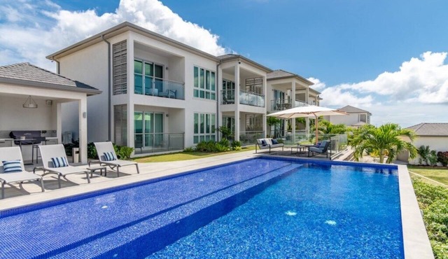 Jade Stylish interior, Ocean Views, great amenities!