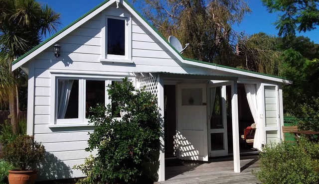 Jaed Cottage - Set on Sunny & Serene 1.75 Acres. Close to Town/wi-fi
