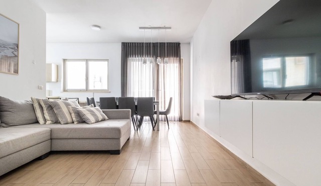 JAFFA- Beautiful 3 bedroom apartment best location