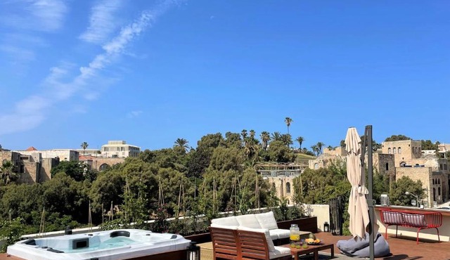 Jaffa- Seafront penthouse with terrace & elevator