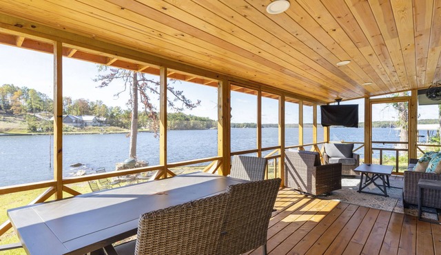 Janmother's Cabin, easy walk to The Social on Lake Martin, Castaway Island