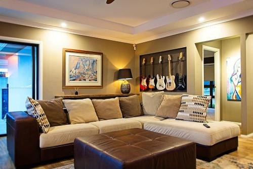 Jasmine Lodge - Idyllic home with pool, mtn views
