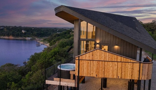 Jasper Luxury Cliffside Cabin on Lake Travis