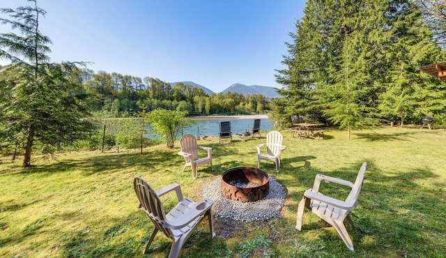 Jay's Salmon Run Retreat Breathtaking Riverfront Views-Hot Tub, Firepit, Pinball