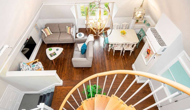 Jennifer’s Unique Loft Near Brown 2 Parking Spots
