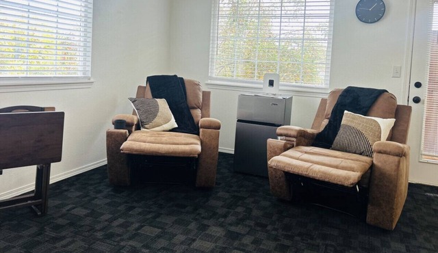 Joey & Chandler’s Friends-Themed Stay Foosball Recliners 2BR Patio Near Airport