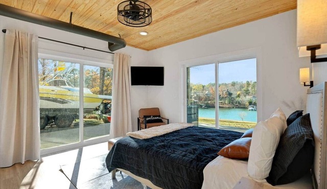 Johnsons Cove - Lakefront Retreat With EV Charger