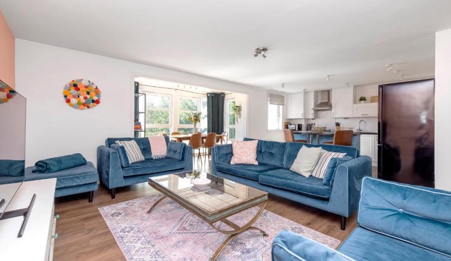 JOIVY Modern 2 bed flat near Murrayfield Stadium