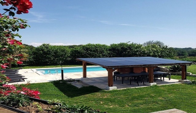 Jolie Lotoise en Pierre Avec Piscine au Calme