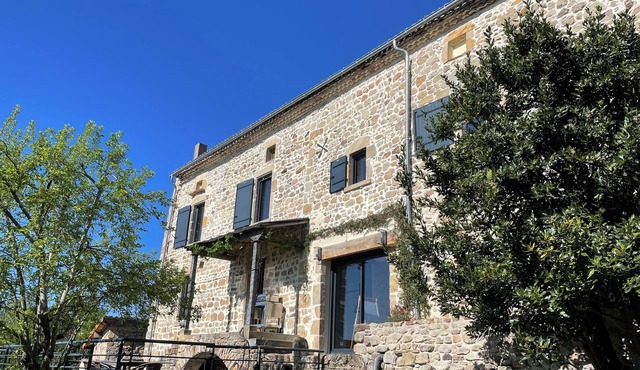 Jolie Maison en Pierres Avec Superbe vue sur les Monts du Forez