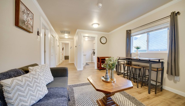 Judkins Upper Suite Near Downtown & Light Rail