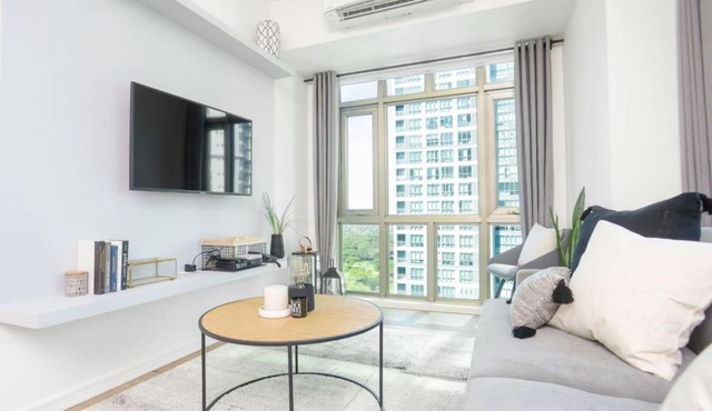 Julias Upscale Airy Getaway 1 BR Golf View