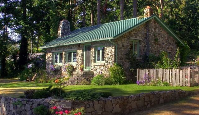 July weekend still available! Awesome views. Close to great food & fun hikes!