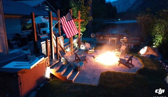 June Disc-New Remodel! RVR front, Outdoor Ent, Hottub & Views 4m to Leavenworth.