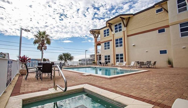 June Reduced! Oceanview, Pool, Sauna & Jacuzzi! Steps to the Beach!