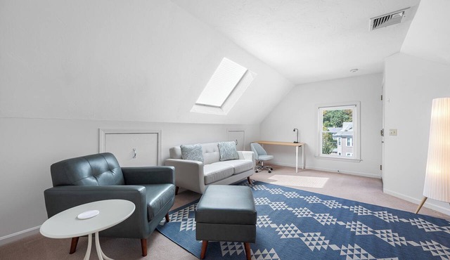 June’s Penthouse: centrally located, downtown, airport, WPI, UMASS