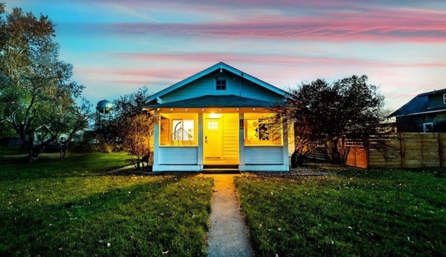 Jungalow Bungalow w/hot tub right across from WWU, close to downtown and shops!