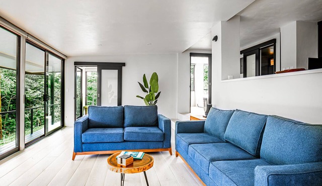 Jungle Escape: Luxurious 2-Bedroom with Modern Comforts and Breathtaking Views