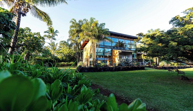 Jungle Haven: Oceanfront Eco Villa on Fruit Farm