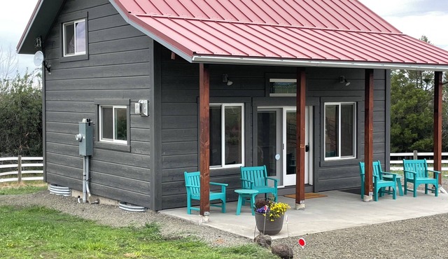 Juniper Cabin. Private cabin with majestic views and clear stargazing dome!