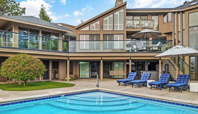 Juniper Presents: Luxurious Lakefront Vacay Home-Hot tub, Pool, Decks, Views