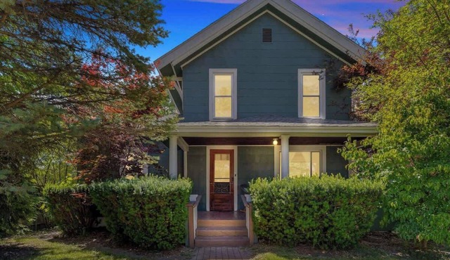 Juniper Presents The Fourth Oak: Distillery District Home w/Porch, Pets Welcome