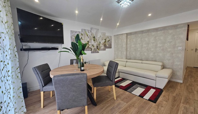 Just 25 minutes from Paris, enjoy this chic residence with family or friends.