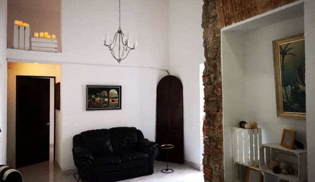 Just 3 blocks from Cathedral, fully restored, high ceilings and modern finishes.