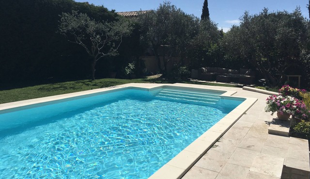 Just 6 kms from St Rémy de Provence, charming Provencal villa for 6 Pers
