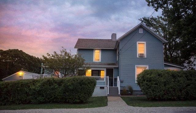 Just a few blocks from Lake Erie! 4 season home with a cozy cottagey feel.