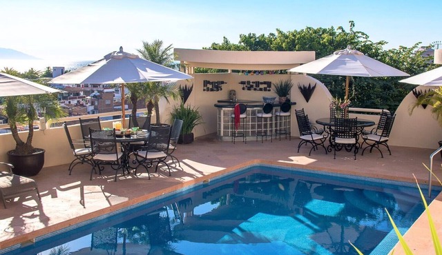 Just a fewblocks from old town & beach , restaurants and all attractions in area