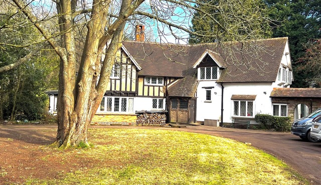 Just a short walk from the Historic Warwick Castle with Pool and Hot Tub