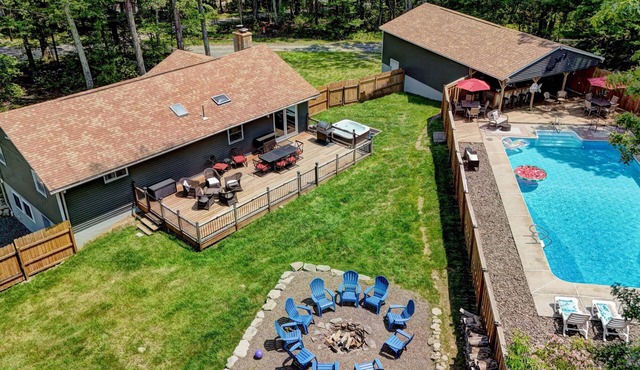 Just another GEM W Hot Tub and Seasonal HUGE POOL NEW TO VRBO