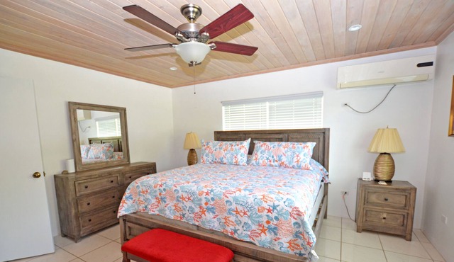 "Just Chillin " Spanish Wells/Russell Island home. Two minute walk to the beach