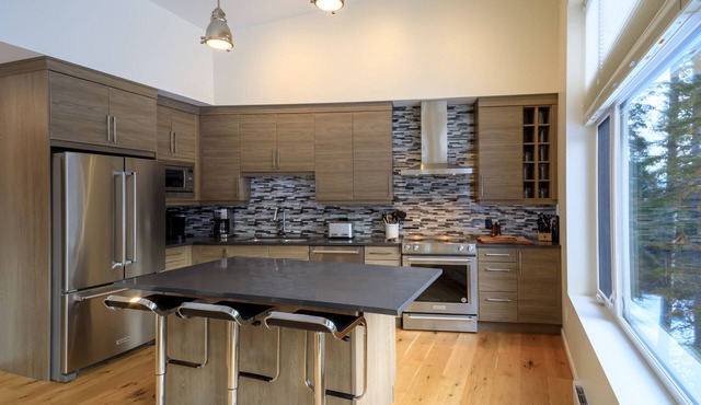 Just completed 4 bedroom, 5 bathroom modern Town home, pool table, sleeps 10
